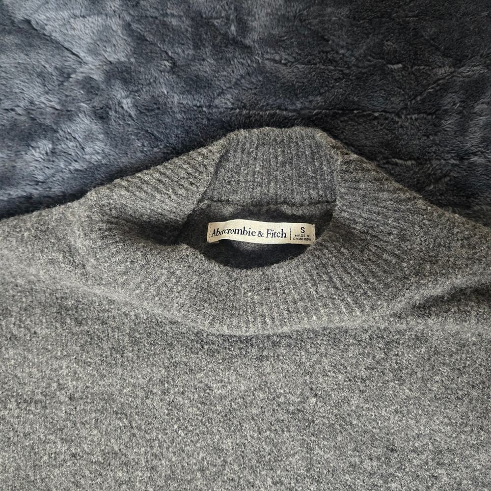 Abercrombie & Fitch Gray Short Sleeve Skimming Mockneck Sweater Tee - Size Small